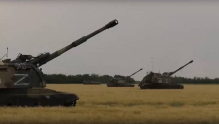 Уничтожение с разрывом бронетехники: показано попадание по боевой машине ВСУ из САУ «Мста-С» Уничтожение с разрывом бронетехники: показано попадание по боевой машине ВСУ из САУ «Мста-С»