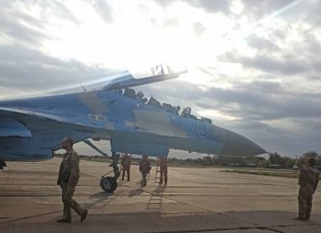 На Украине начались испытания опытного образца модернизированного истребителя Су-27УБ2М На Украине начались испытания опытного образца модернизированного истребителя Су-27УБ2М