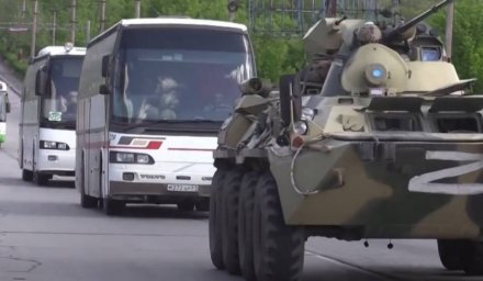 Капитуляция и плен: всё новые группы боевиков выходят с завода "Азовсталь" в Мариуполе Капитуляция и плен: всё новые группы боевиков выходят с завода "Азовсталь" в Мариуполе