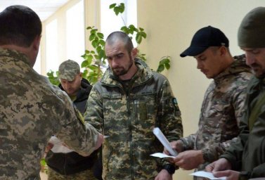 Украинское Минобороны потребовало от всех военнообязанных самостоятельно явиться в территориальные ц