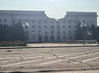 В сети появились кадры удара по зданию оккупационной администрации в Херсоне, где размещался штаб гр В сети появились кадры удара по зданию оккупационной администрации в Херсоне, где размещался штаб гр