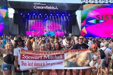 Прахом фаната диджея Tiesto выстрелили из конфетти-пушки на выступлении артиста Прахом фаната диджея Tiesto выстрелили из конфетти-пушки на выступлении артиста