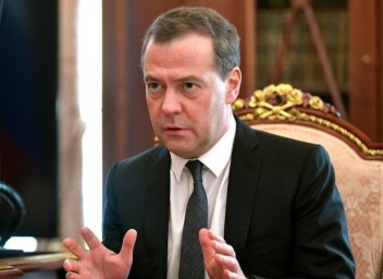 Премьер Японии предал память жертв Хиросимы и Нагасаки, считает Медведев
