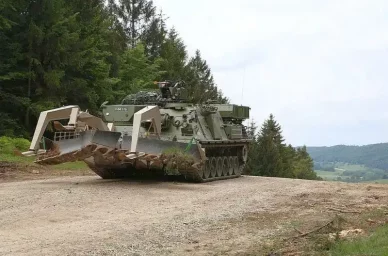 Германия передала Украине новый пакет военной помощи, основу которого составили инженерные машины