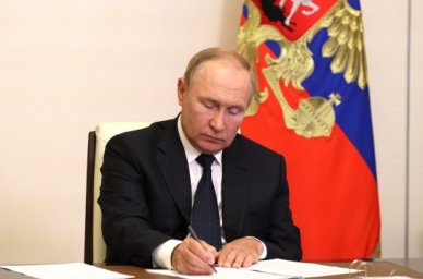 Владимир Путин поручил выплатить по 10 тыс. рублей семьям школьников в ДНР, ЛНР и на освобожденных т