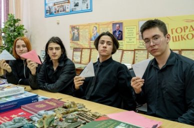 Школьники из Подмосковья плетут маскировочные сети и пишут письма бойцам СВО Школьники из Подмосковья плетут маскировочные сети и пишут письма бойцам СВО