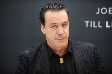 Лидер Rammstein отказался выступать в Твери после полицейского предупреждения Лидер Rammstein отказался выступать в Твери после полицейского предупреждения
