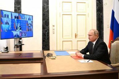 На фоне данных о разрушении украинским снарядом погранпункта в Ростовской области Путин собирает экс