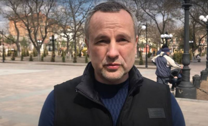 Мэр Херсона обратился к Зеленскому с просьбой дать указания, как дальше работать - под российским фл