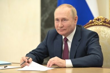 Владимир Путин подписал закон об использовании маткапитала на оплату образовательных услуг, предоста Владимир Путин подписал закон об использовании маткапитала на оплату образовательных услуг, предоста