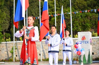 Школьники и студенты объединились в патриотических акциях ко Дню России