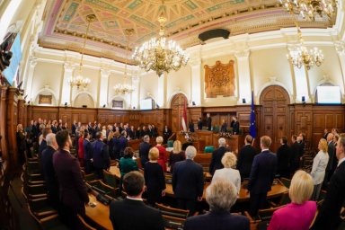 Парламент Латвии устроил на работу ведьму Парламент Латвии устроил на работу ведьму