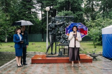 В Учительском сквере ТГПУ открыли Аллею лучших педагогов Томской области