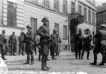 Варшава в 1942 и в августе 1944: новые странности после странной войны Варшава в 1942 и в августе 1944: новые странности после странной войны