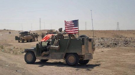 Сирийские военные не позволили колонне американских БТР въехать в один из населённых пунктов провинц