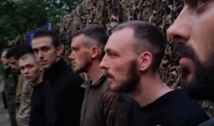 Группа украинских резервистов добровольно сложила оружие под Северодонецком Группа украинских резервистов добровольно сложила оружие под Северодонецком