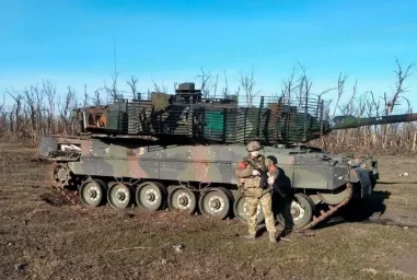 Немецкое издание подтвердило подлинность фото с захваченным Россией танком Leopard 2A6 под Авдеевкой Немецкое издание подтвердило подлинность фото с захваченным Россией танком Leopard 2A6 под Авдеевкой