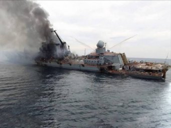 В сети появились фото предположительно с крейсером &laquo;Москва&raquo; во время пожара