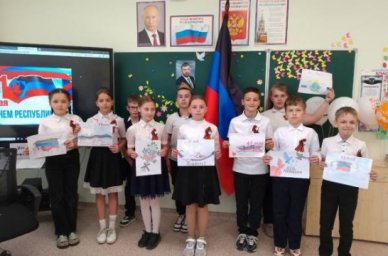В школах ДНР прошли мероприятия, посвященные 10-летию со дня образования республики В школах ДНР прошли мероприятия, посвященные 10-летию со дня образования республики