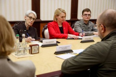 Прибывшая в Киев заместитель госсекретаря США попросила премьера Украины проинформировать её о ситуа Прибывшая в Киев заместитель госсекретаря США попросила премьера Украины проинформировать её о ситуа
