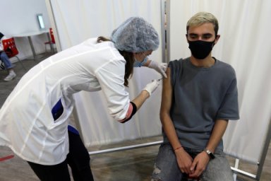 И стар, и млад: вакцинация от COVID-19 объединила людей разных поколений И стар, и млад: вакцинация от COVID-19 объединила людей разных поколений