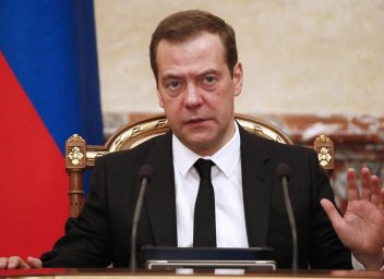 Запад загнивает, Своих не бросаем: Медведев подвел итоги года Запад загнивает, Своих не бросаем: Медведев подвел итоги года
