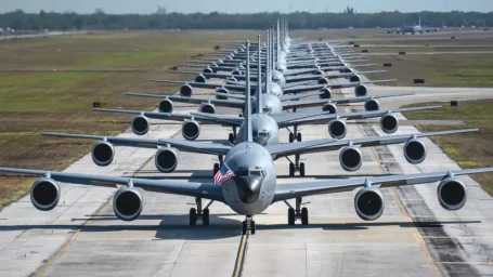 «В целях самозащиты»: американские топливозаправщики KC-135 вооружают беспилотниками «В целях самозащиты»: американские топливозаправщики KC-135 вооружают беспилотниками