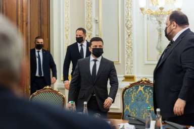 Зеленский записал новое видеообращение к украинцам, призвав их &laquo;не паниковать&raquo;