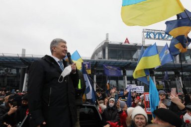 Вернувшегося на Украину Порошенко доставили в Печерский суд Киева по обвинению в госизмене Вернувшегося на Украину Порошенко доставили в Печерский суд Киева по обвинению в госизмене