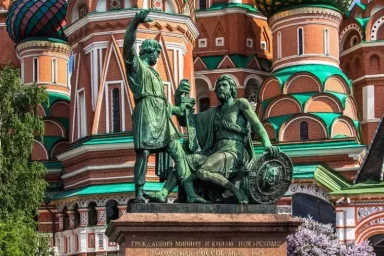В Москве задержали пожилую женщину, написавшую на памятнике на Красной площади аббревиатуру &laquo;ГУР&raquo;