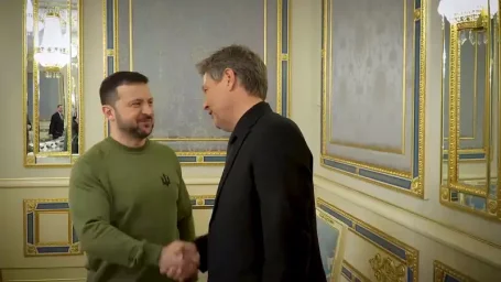 Сегодня ночью вице-канцлер ФРГ провёл полтора часа в &laquo;бомбоубежище&raquo; киевского отеля