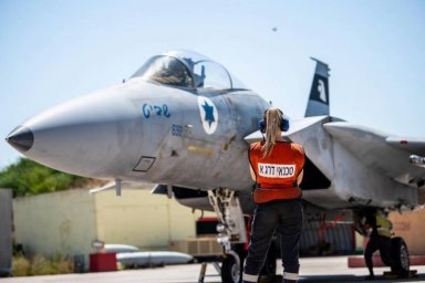 Израильская авиация нанесла удары по сирийскому аэродрому T-4 «Тияс» из ливанского воздушного простр Израильская авиация нанесла удары по сирийскому аэродрому T-4 «Тияс» из ливанского воздушного простр