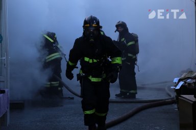 Десятки пожарных пытаются потушить склад с алкоголем в Приморье Десятки пожарных пытаются потушить склад с алкоголем в Приморье