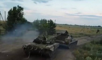 Российские танкисты угнали украинский танк прямо с поля боя Российские танкисты угнали украинский танк прямо с поля боя