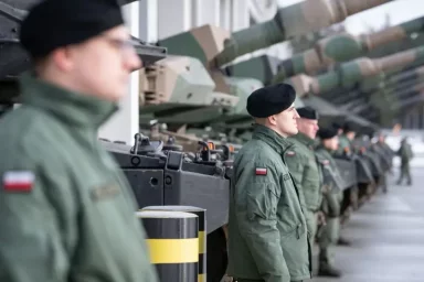 Польша перемещает военную технику на полигон вблизи украинской границы Польша перемещает военную технику на полигон вблизи украинской границы