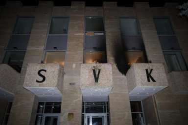 В Праге неизвестные атаковали Русский дом зажигательными смесями