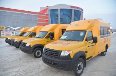 Школам Омской области передано 49 новых автобусов