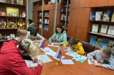 Более тысячи почтовых отправлений прислали воспитанники детских домов участникам СВО в рамках акции 