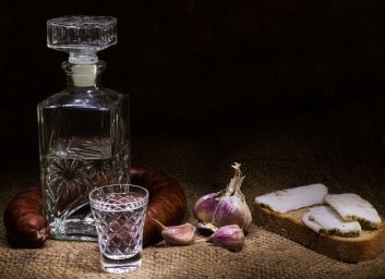 Горячительные санкции:  водку убирают с полок магазинов в США и Канаде