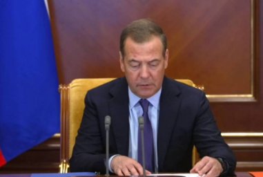 Медведев назвал количество подписавших контракты с Минобороны с начала года Медведев назвал количество подписавших контракты с Минобороны с начала года