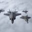 В США сравнили американские истребители пятого поколения F-22 и F-35