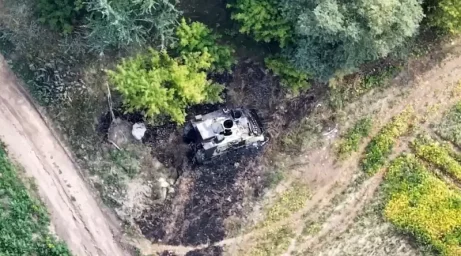Показаны кадры уничтожения командно-штабной машины M577 ВСУ в Курском приграничье Показаны кадры уничтожения командно-штабной машины M577 ВСУ в Курском приграничье