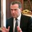 Премьер Японии предал память жертв Хиросимы и Нагасаки, считает Медведев
