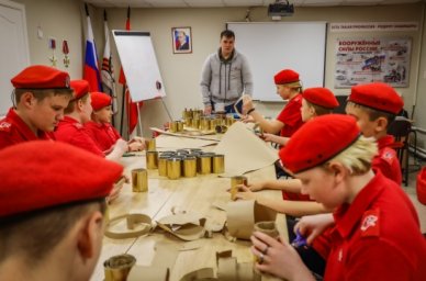 Юнармейцы Кузбасса изготавливают окопные свечи для участников СВО Юнармейцы Кузбасса изготавливают окопные свечи для участников СВО