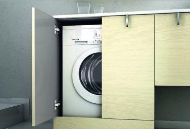 Стиральная машина в кухонном шкафу