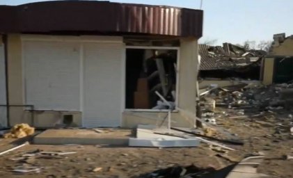 После освобождения российскими войсками харьковской Каменки отступившие нацбаты открыли огонь по пос После освобождения российскими войсками харьковской Каменки отступившие нацбаты открыли огонь по пос