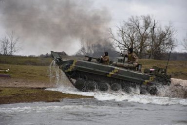 Боевая машина пехоту ВСУ затонула при отработке форсирования водной преграды на лёгкой бронетехнике Боевая машина пехоту ВСУ затонула при отработке форсирования водной преграды на лёгкой бронетехнике