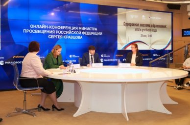 Со следующего учебного года в российские школы вернут серебряные медали