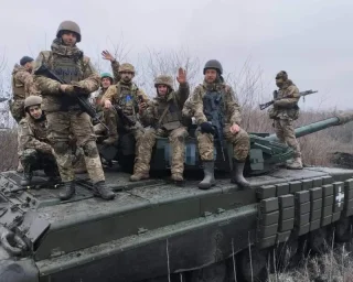 Берлин запрещает немецким СМИ публиковать свидетельства использования боевиками ВСУ символики нацист