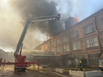 В Ровно горит помещение бывшего газоразрядного завода В Ровно горит помещение бывшего газоразрядного завода